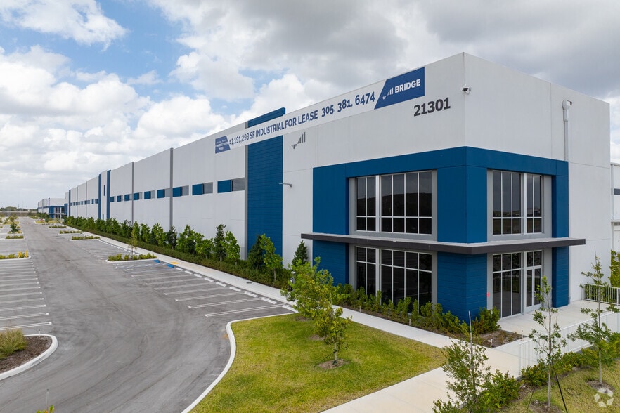 21301 NW 47th Ave, Miami Gardens, FL for lease - Primary Photo - Image 1 of 22