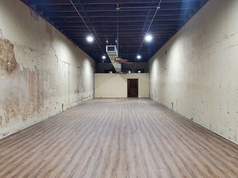 154 W Austin St, Giddings, TX for sale - Building Photo - Image 1 of 1