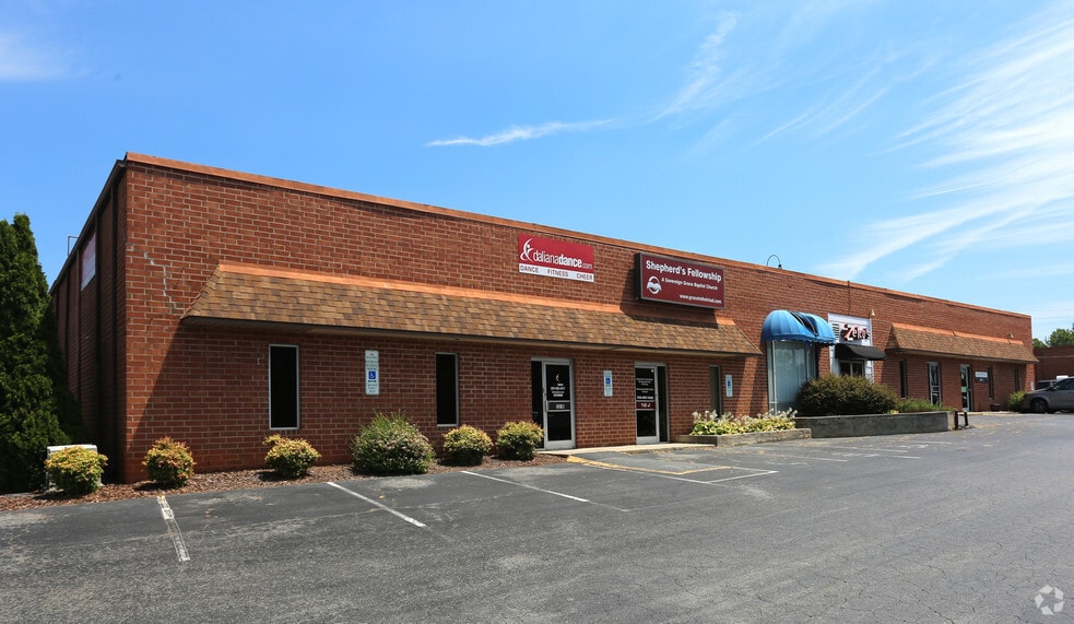 12 Wendy Ct, Greensboro, NC for lease - Primary Photo - Image 1 of 14