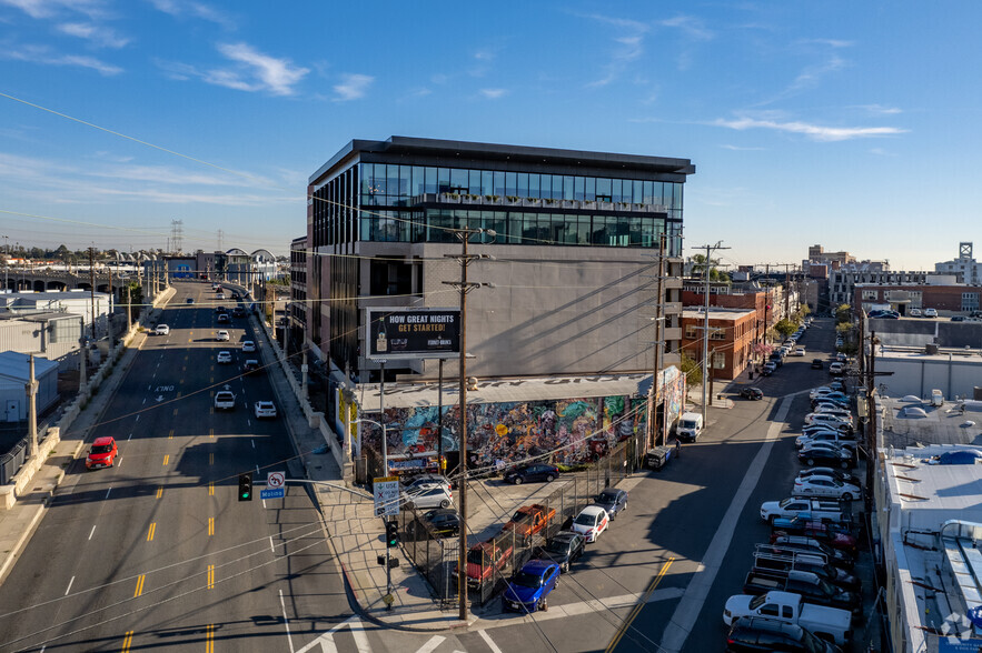 1003 E 4th Pl, Los Angeles, CA for lease - Building Photo - Image 3 of 6