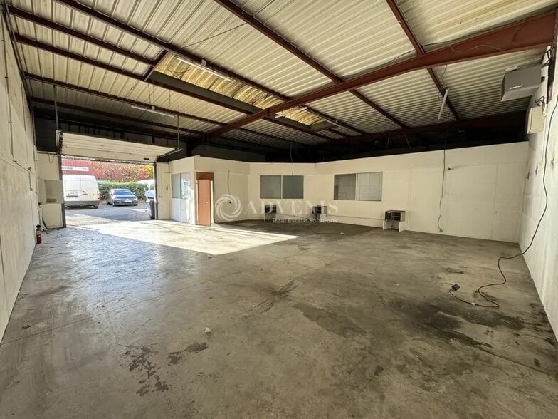 Flex in Le Blanc-Mesnil for lease - Interior Photo - Image 2 of 6