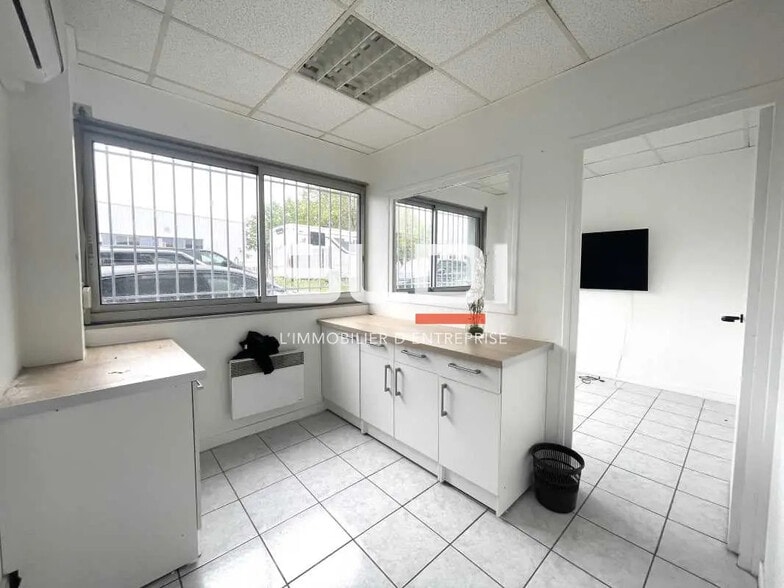 Flex in Chassieu for lease - Interior Photo - Image 3 of 7