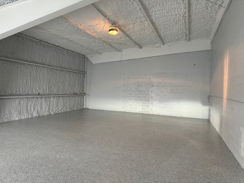 1105 SE 12th Ave, Cape Coral, FL for sale - Interior Photo - Image 3 of 16