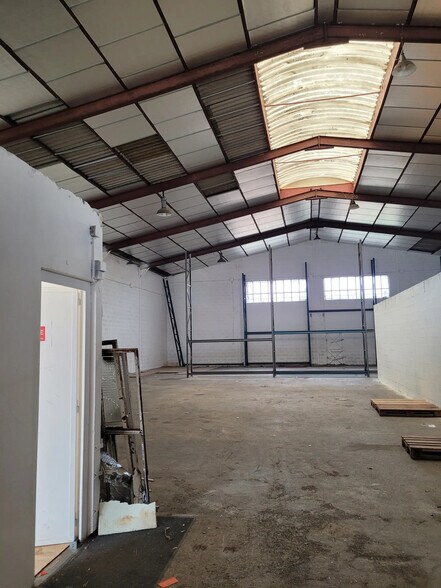 Flex in Saint-Priest for lease - Interior Photo - Image 2 of 3