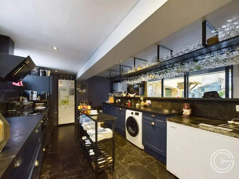 4 Rue Beaumont, Nice for sale - Interior Photo - Image 2 of 10