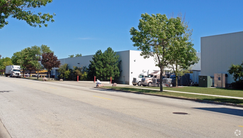 135 E Hintz Rd, Wheeling, IL 60090