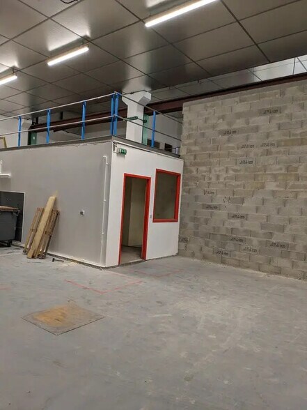 Office in Chambéry for lease - Interior Photo - Image 2 of 3