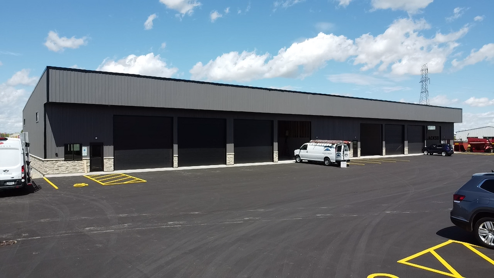 5700 W Clairemont Dr, Appleton, WI for lease - Building Photo - Image 1 of 13