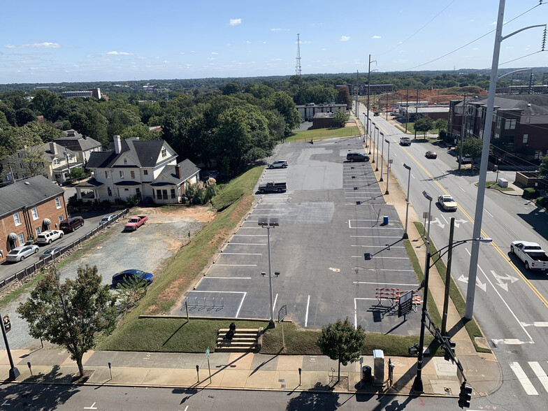 325 N Broad St, Winston-Salem, NC for lease - Building Photo - Image 1 of 3