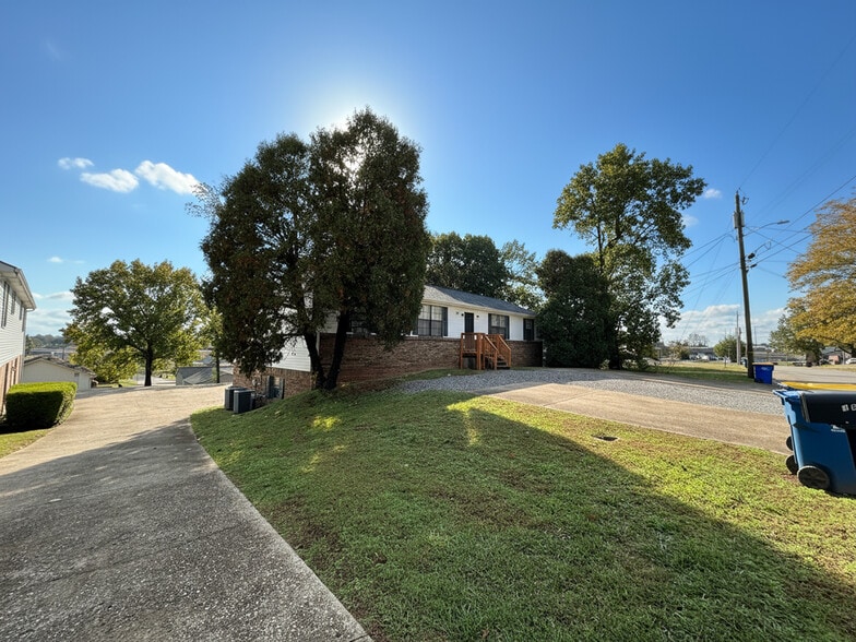 Clarksville Commons portfolio of 8 properties for sale on LoopNet.com - Building Photo - Image 2 of 15