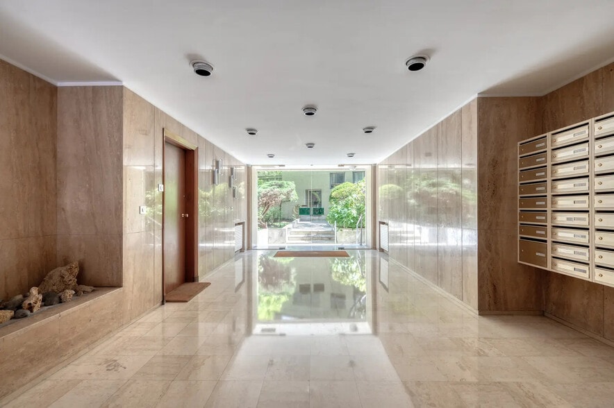 Office in Paris for lease - Building Photo - Image 2 of 17