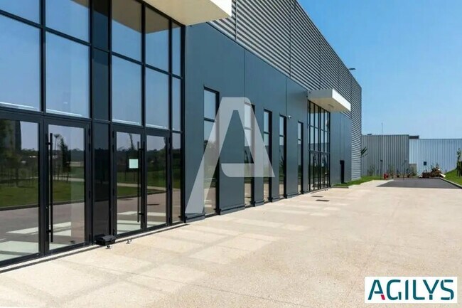Location Local d'activités 315 m² à 6 088 m²