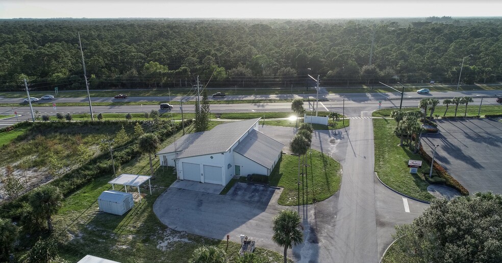 6900 SE Ridgeway Ter, Hobe Sound, FL for lease - Building Photo - Image 1 of 33