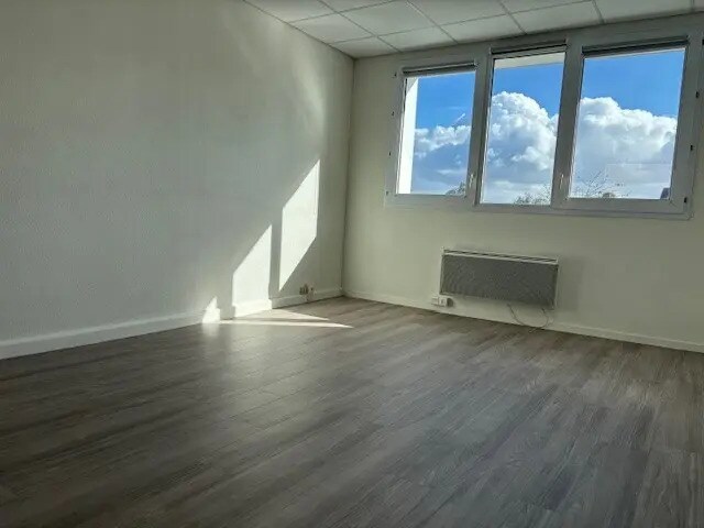 2 Rue Robert Schuman, Rezé for lease Building Photo- Image 1 of 8