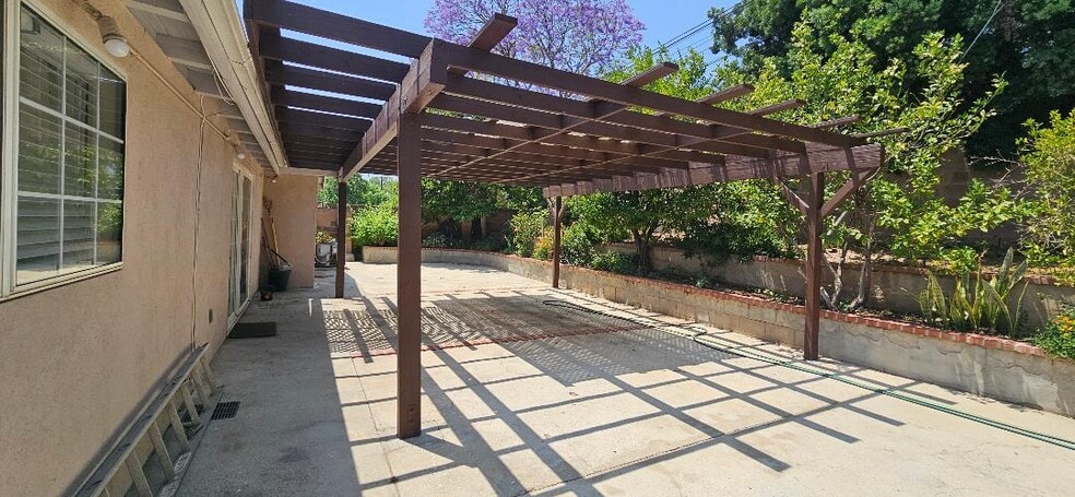 17441 Hiawatha St, Granada Hills, CA for sale - Building Photo - Image 1 of 9