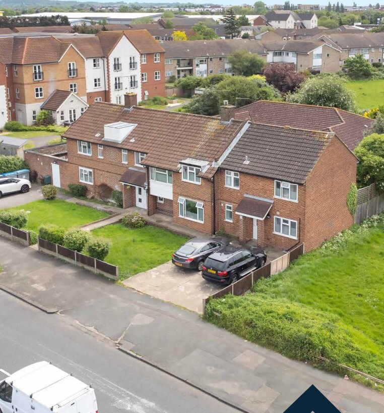 1 Faringdon Av, Romford, RM3 8JT Faringdon Lodge