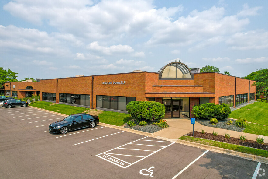 5301 E River Rd, Fridley, MN for lease - Primary Photo - Image 1 of 6