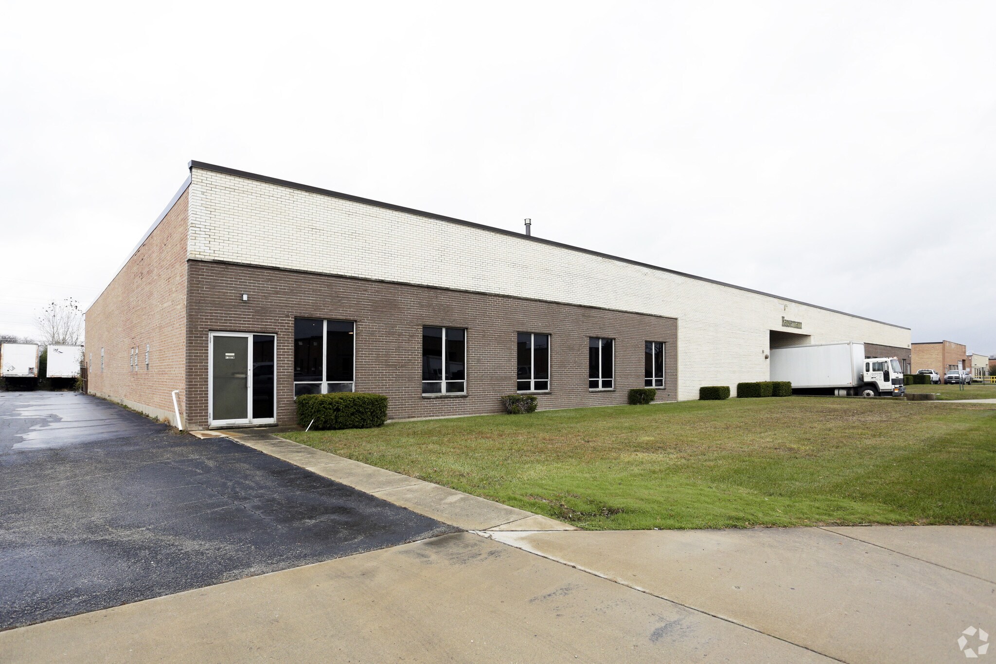 300 W Laura Dr, Addison, IL for sale Primary Photo- Image 1 of 1