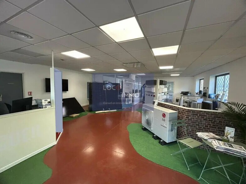 Flex in Cenon for lease - Interior Photo - Image 2 of 10