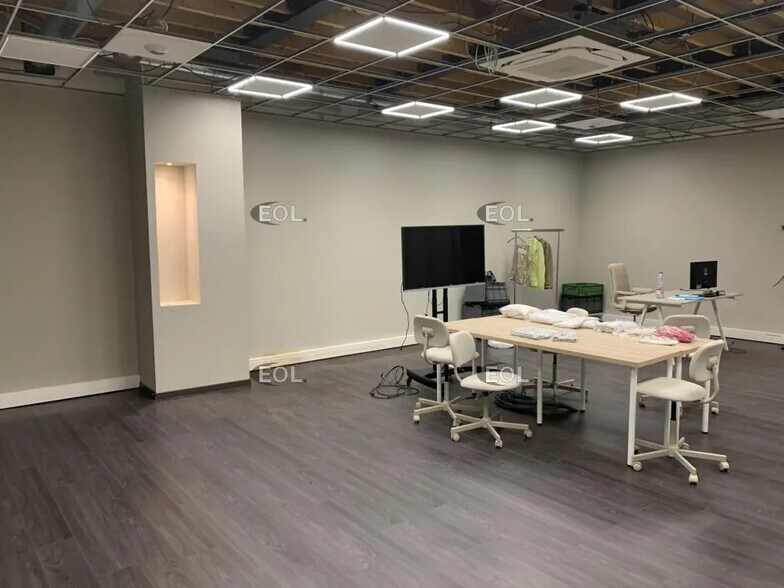 Industrial in SAINT-OUEN-L'AUMONE for lease - Interior Photo - Image 2 of 4