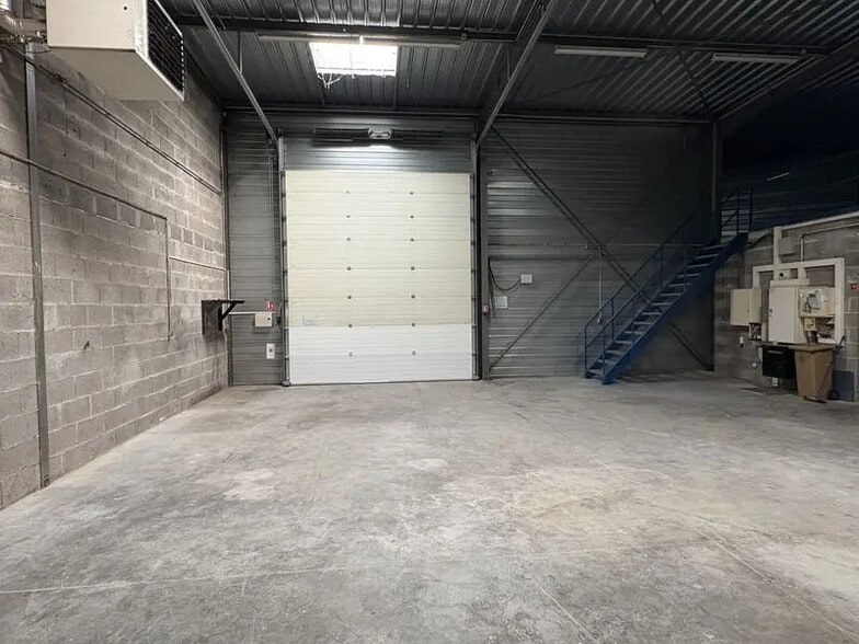 Office in MARCILLY-D'AZERGUES for lease - Interior Photo - Image 3 of 12