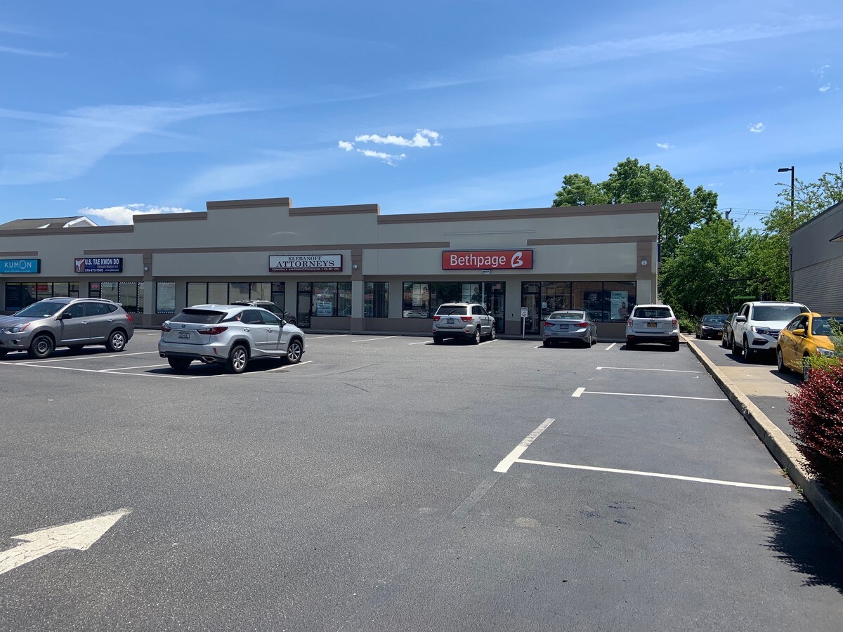 131 Jericho Tpke, Mineola, NY 11501