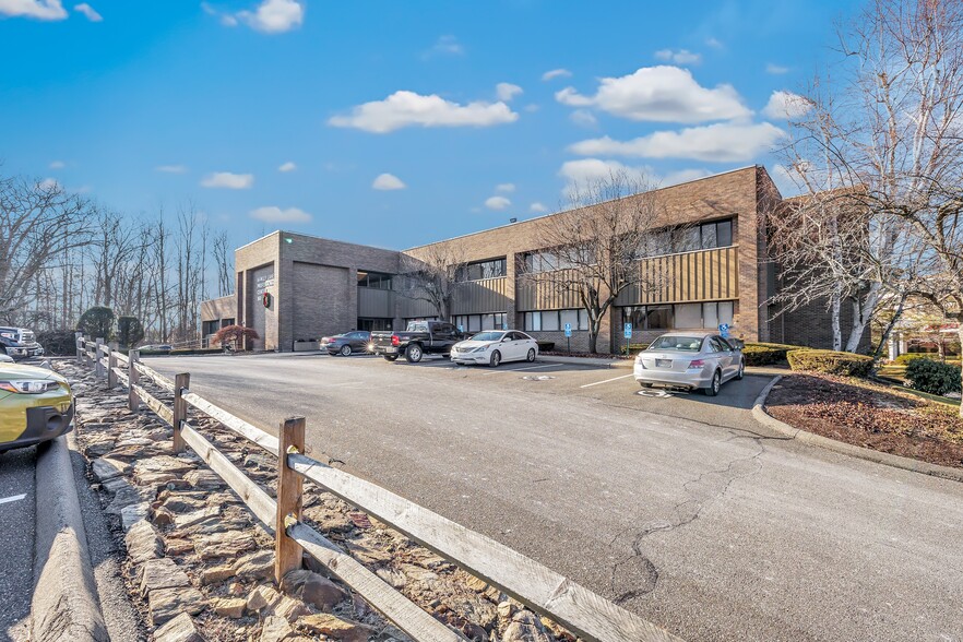 160 Hawley Ln, Trumbull, CT for lease - Building Photo - Image 1 of 62