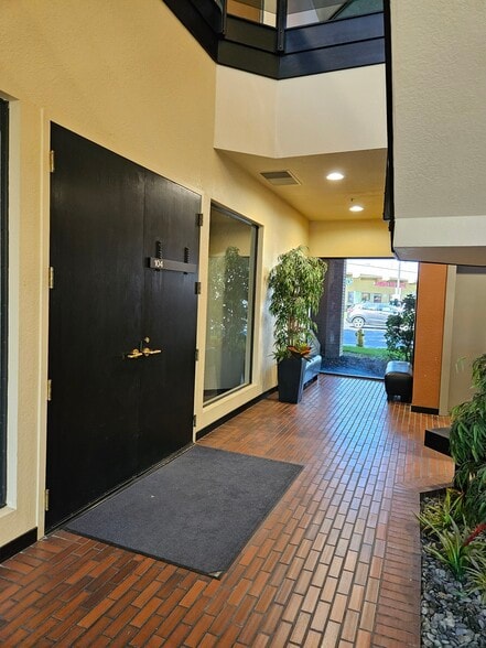 1200 E Orangeburg Ave, Modesto, CA for lease - Building Photo - Image 3 of 7