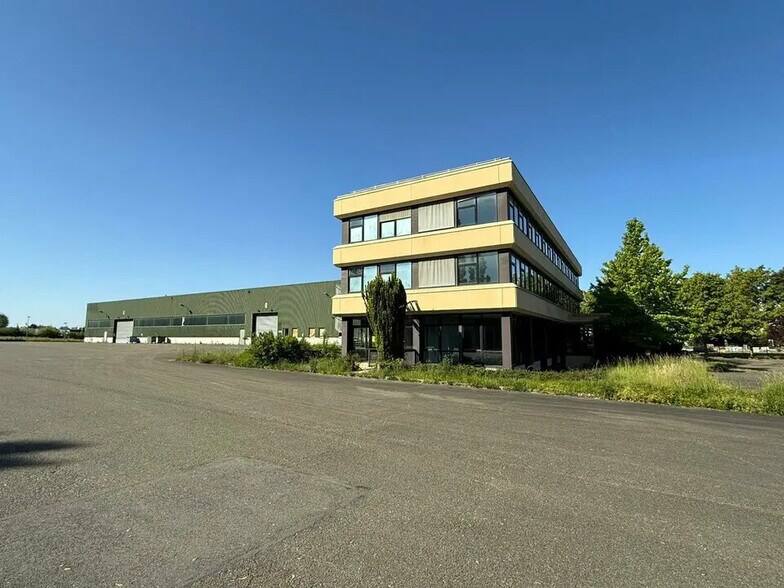 Flex in Rambouillet for sale - Building Photo - Image 3 of 16