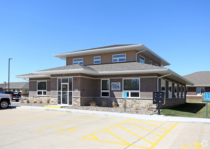 8797 NW 54th Ave, Johnston, IA 50131