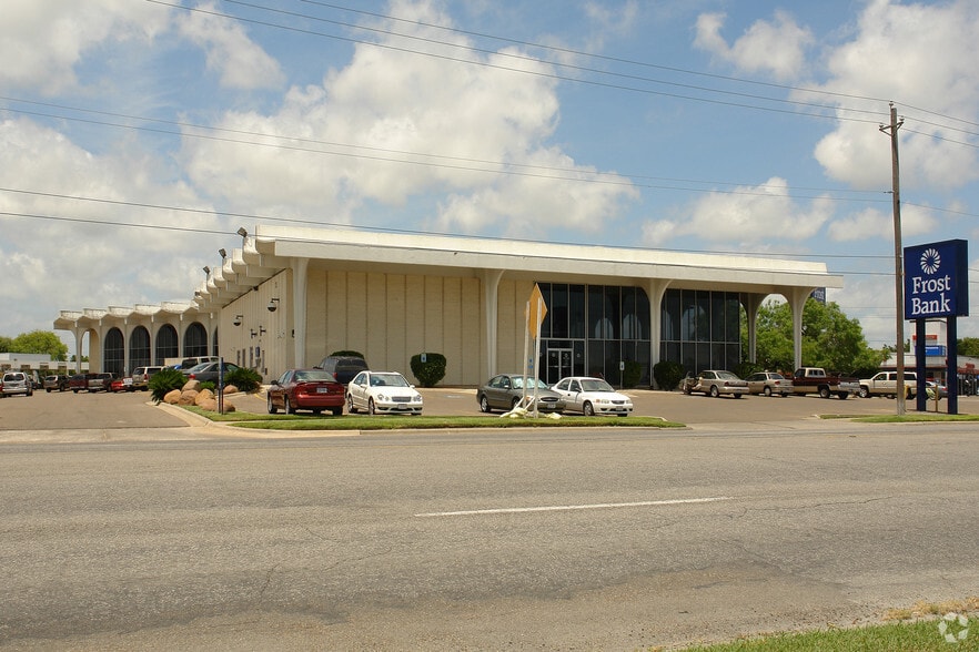 4215 S Staples St, Corpus Christi, TX for lease - Building Photo - Image 3 of 8