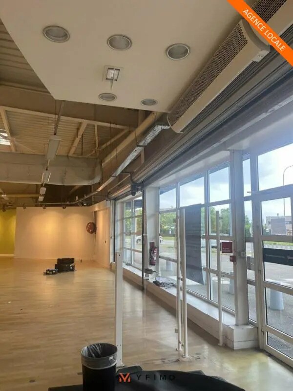 Retail in Maurepas for lease Interior Photo- Image 1 of 5