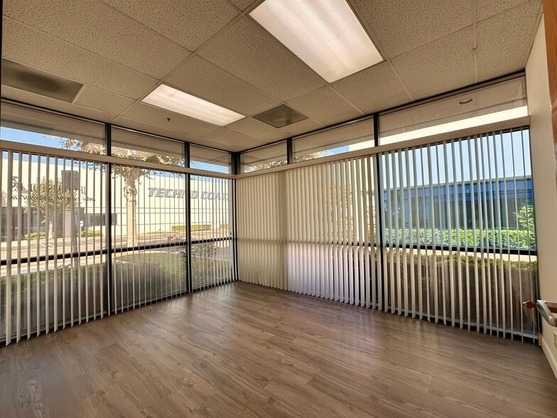 750 E Debra Ln, Anaheim, CA for lease - Building Photo - Image 2 of 8