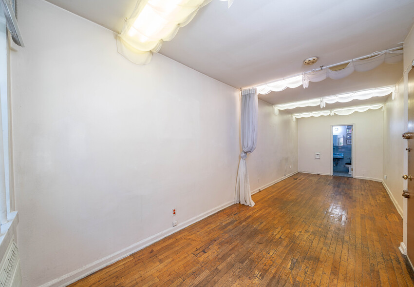 252 E 89th St, New York, NY for sale - Interior Photo - Image 3 of 10