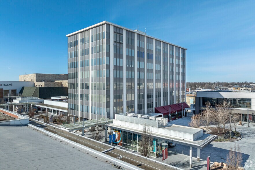 100-120 Oakbrook Ctr, Oak Brook, IL for sale - Primary Photo - Image 1 of 1