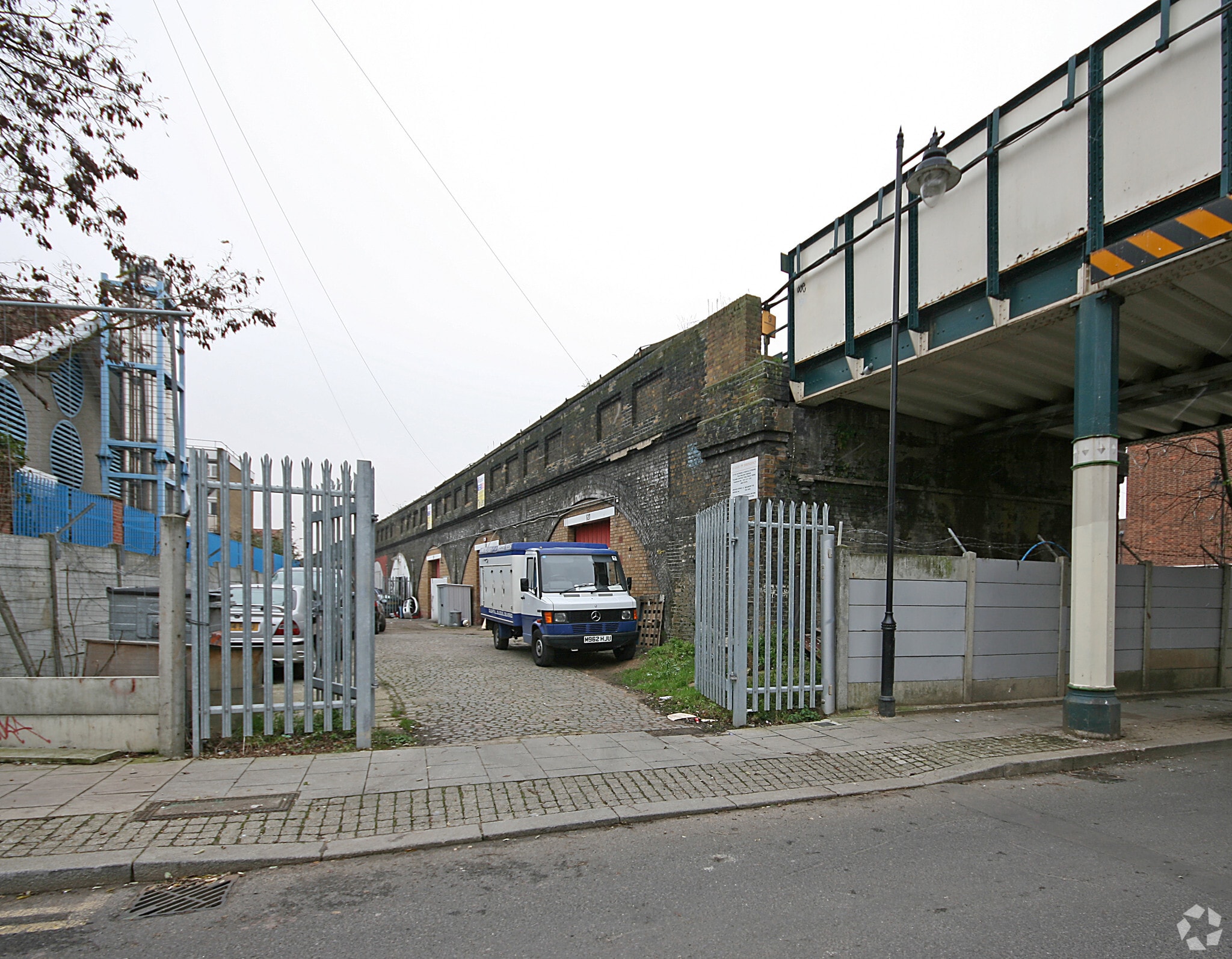 132 Skeltons Ln, London for lease Primary Photo- Image 1 of 2