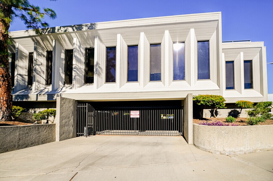 10841 Paramount Blvd, Downey, CA for lease - Building Photo - Image 3 of 33