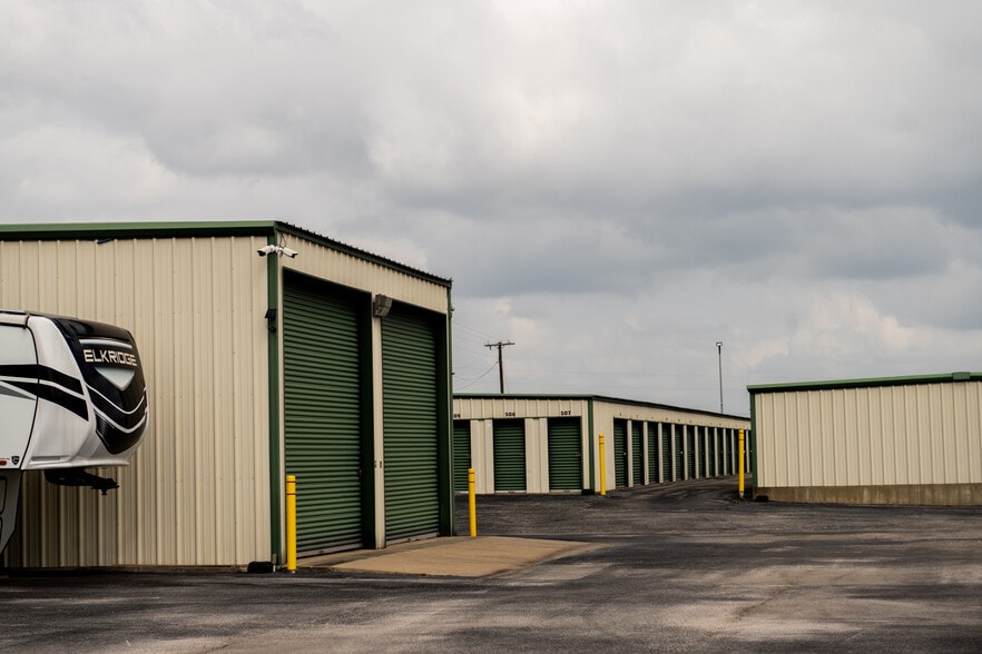 Giddings Self Storage portfolio of 2 properties for sale on LoopNet.com - Building Photo - Image 1 of 14