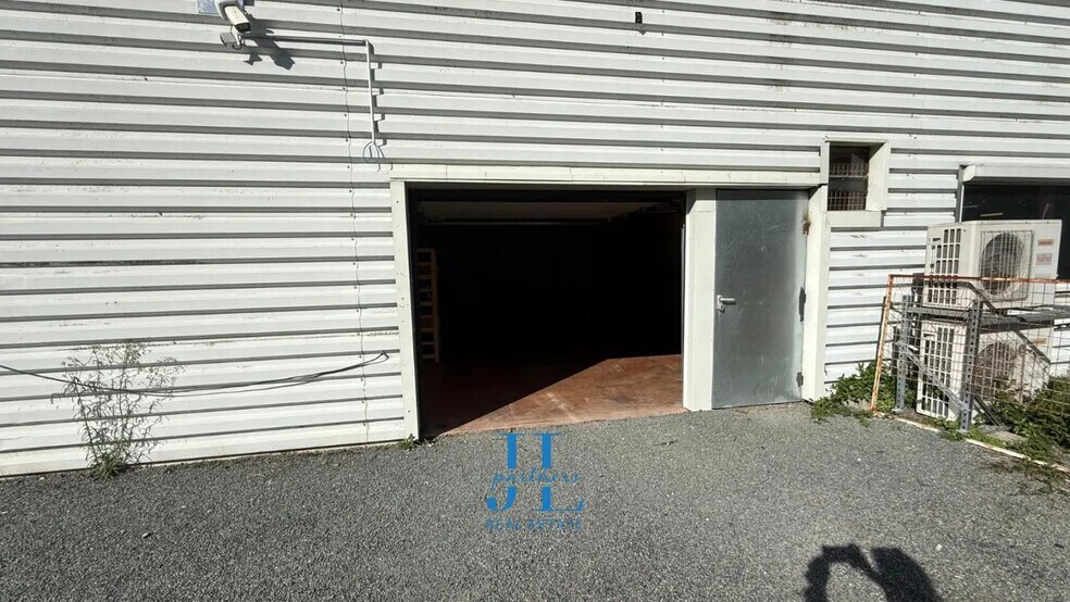 Flex in Bègles for lease - Building Photo - Image 1 of 4
