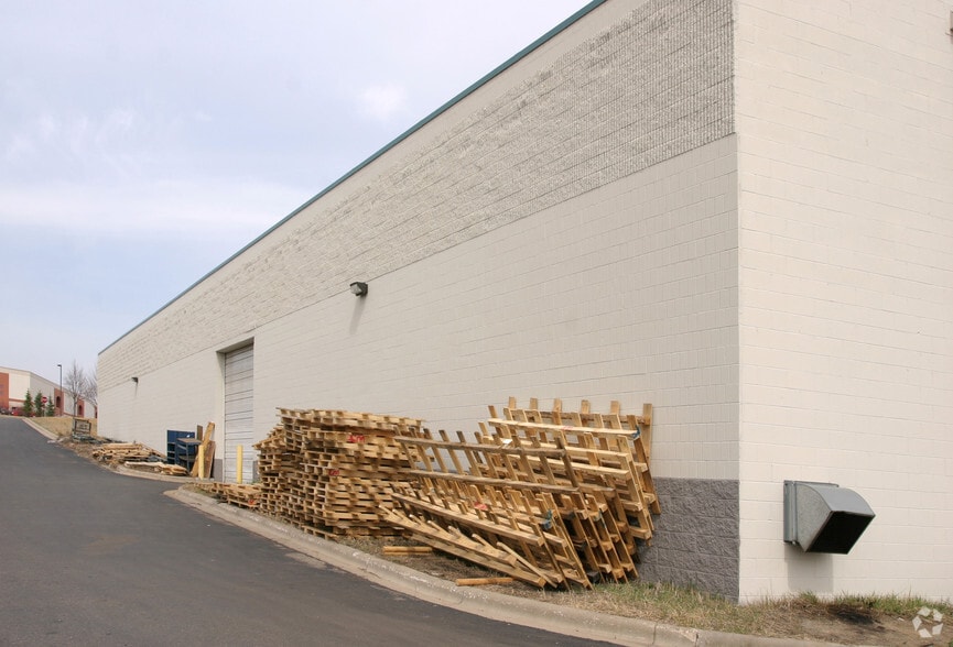 4264-4280 E Norex Dr, Chaska, MN for lease - Building Photo - Image 3 of 9