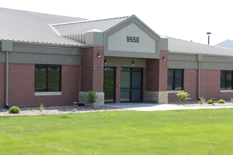 9550 Hickman Rd, Clive, IA for sale - Building Photo - Image 1 of 1