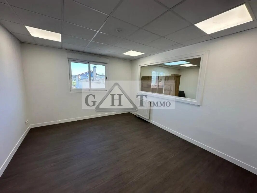 Office in Montgeron for lease Interior Photo- Image 1 of 4