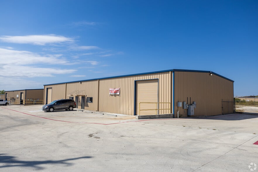 111 Iron Rd, Hutto, TX for lease - Primary Photo - Image 1 of 4
