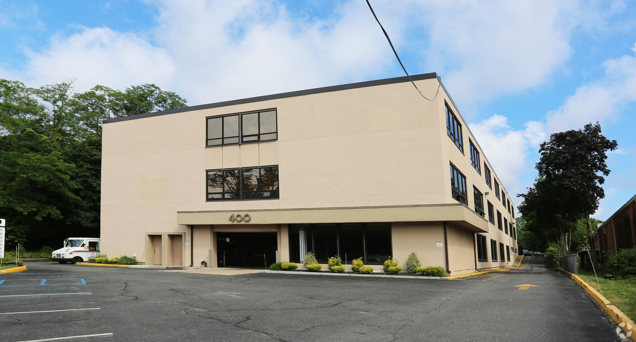 400 W Main St, Riverhead, NY for lease Primary Photo- Image 1 of 5