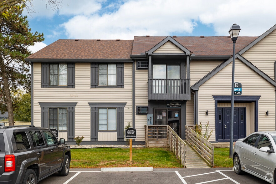 5943 Walnut Cir E18, Toledo, OH for sale - Building Photo - Image 3 of 34