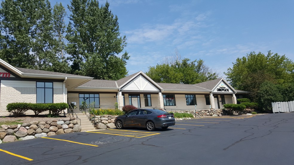 21150 W Capitol Dr, Brookfield, WI for lease - Building Photo - Image 1 of 14