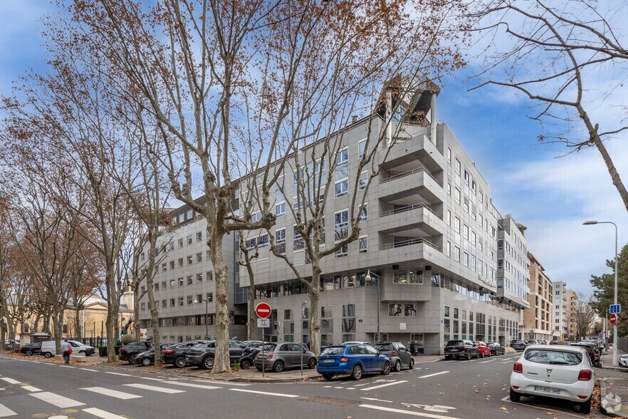 Office in Lyon for lease - Building Photo - Image 2 of 4
