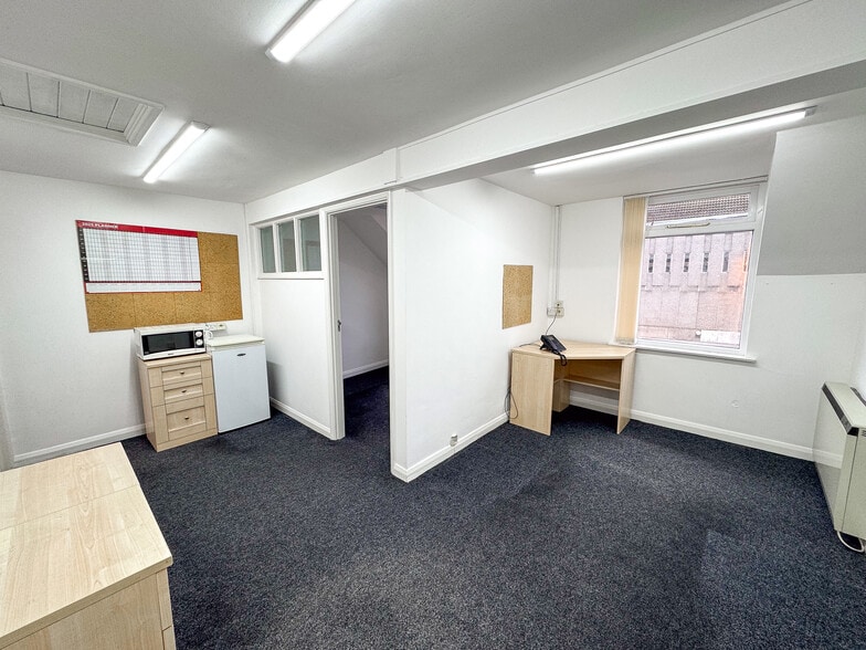 19 Victoria Sq, Truro for sale - Interior Photo - Image 3 of 9