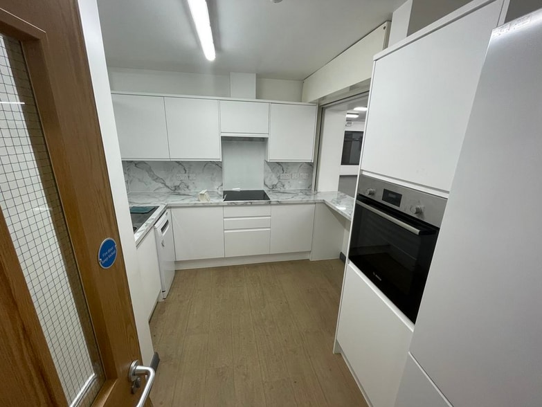 6 Edison Dr, Southall for lease - Interior Photo - Image 3 of 4