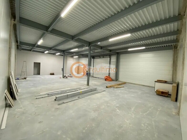 Flex in Salleboeuf for lease - Interior Photo - Image 3 of 6